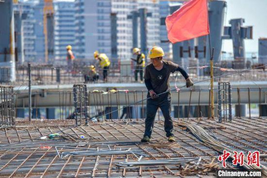  5月19日，海口国际免税城项目现场，工人在抓紧施工。　骆云飞　摄