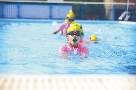 近日，在琼中黎族苗族自治县太平学校，学生在上游泳课。本报记者 李天平 摄