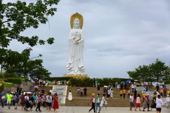 7月24日，三亚南山文化旅游区游人如织 陈文武摄