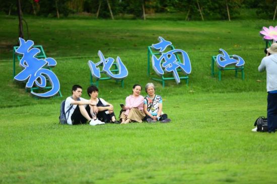 7月24日，游客在三亚南山文化旅游区游览、拍照 陈文武摄