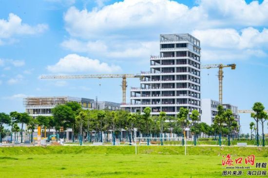 海口金融中心项目顺利推进,目前正进行砌体工程、室内安装工程、幕墙工程等工作,预计明年初完工。 海口日报记者 康登淋 摄