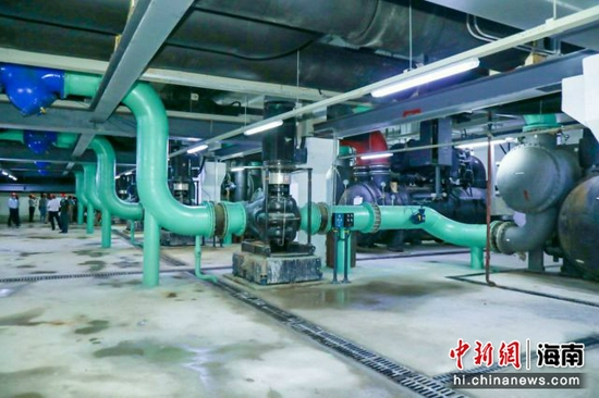 项目冷水机组向海棠湾区域公共建筑集中供应空调冷媒水。中建安装华西公司供图
