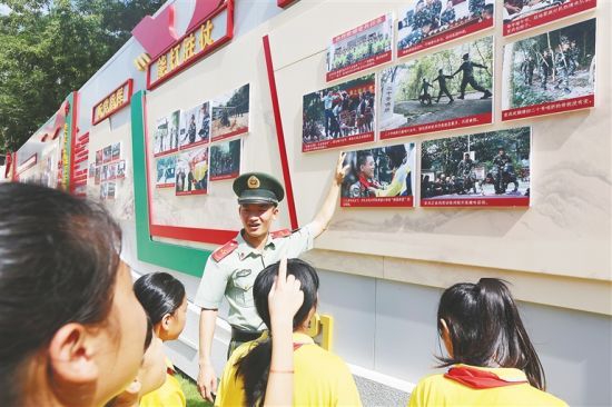 9月18日上午，武警海南总队儋州支队组织五指山市毛阳中心小学百余名师生代表走进该支队执勤六中队，开展国防教育。 通讯员 王翔宇 摄