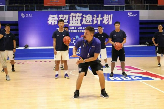 图为篮球技术培训课现场。主办方供图
