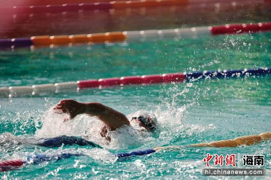  2021年海南省青少年游泳公开赛比赛中。曹彭供图