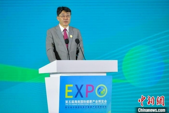 中国科学院院士、中国疾病预防控制中心主任高福12日在海南国际健康产业博览会上作主旨演讲。　骆云飞 摄