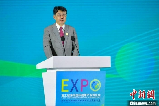 中国科学院院士、中国疾病预防控制中心主任高福12日在海南国际健康产业博览会上作主旨演讲。 骆云飞 摄