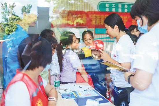 三亚大社区社工站社工在社区开展服务。 三亚市民政局供图