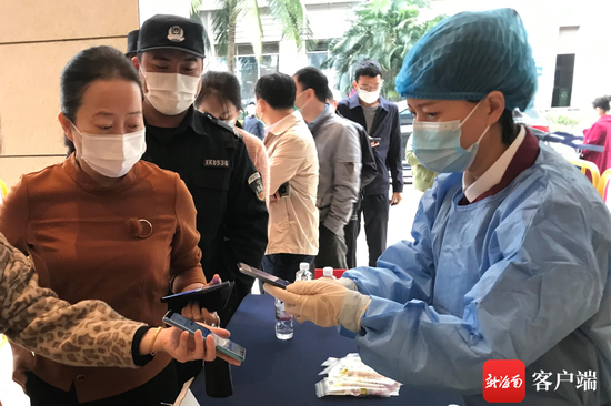 18日上午，相关人员在海南迎宾馆进行核酸检测。