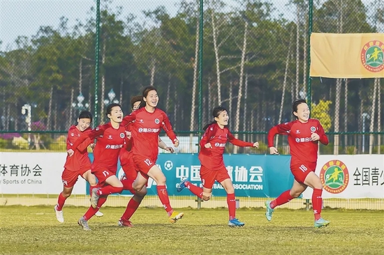 　　2021年中国足球协会女子乙级联赛暨全国青少年校园足球大学生女足联赛半决赛中，海南琼中女足赢球后奔跑庆祝。赛事组委会供图