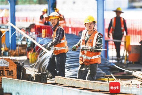 日前，在海口江东新区东寨新居二期项目施工现场，工人进行施工作业。