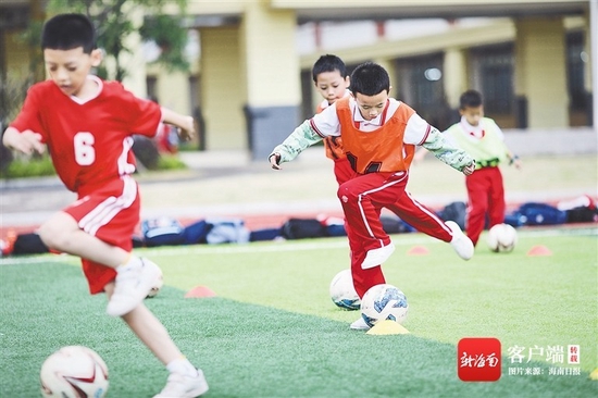 海口市康安学校学生在学校踢足球。 海南日报记者 封烁 摄