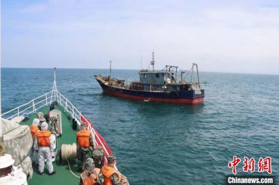 海南海警局查获违反伏季休渔期规定的作业渔船。海南海警局供图