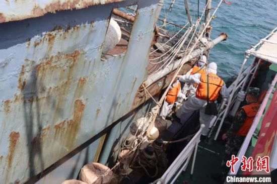 海南海警局查获违反伏季休渔期规定的作业渔船。海南海警局供图