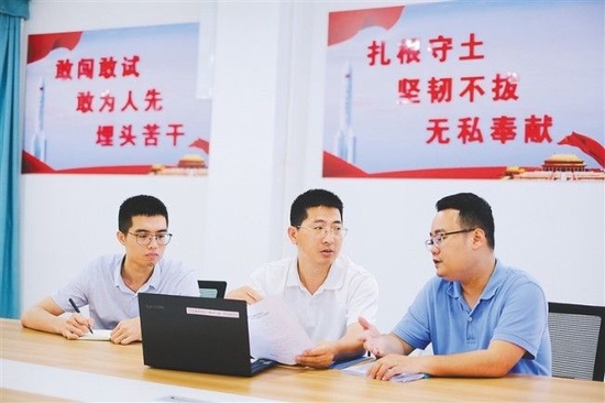  文昌国际航天城管理局办公区内，工作人员在讨论工作。