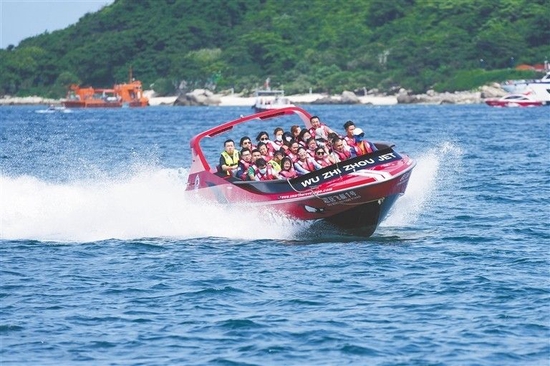 6月22日，游客在三亚蜈支洲岛旅游区体验动感飞艇。 本组图片均由本报记者 武威 摄