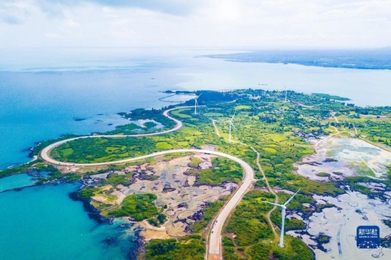 这是10月6日在海南儋州峨蔓火山海岸拍摄的海南环岛旅游公路(无人机照片)。新华社记者 蒲晓旭 摄