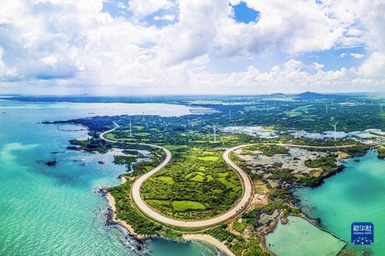 这是10月6日在海南儋州峨蔓火山海岸拍摄的海南环岛旅游公路(无人机照片)。新华社记者 蒲晓旭 摄