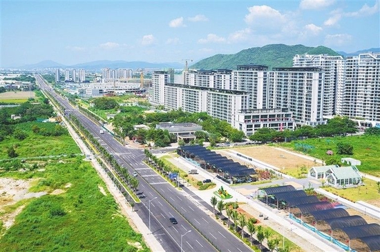 10月12日，车辆在三亚市鹿城大道(三横路工程)抱坡段行驶。本报记者 武威 摄