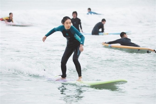  1月27日，在万宁日月湾，游客享受冲浪乐趣。本报记者 袁琛 摄
