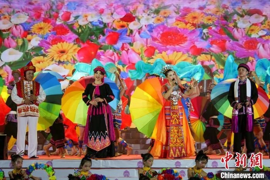 海南琼中黎苗同胞欢庆传统节日“三月三”