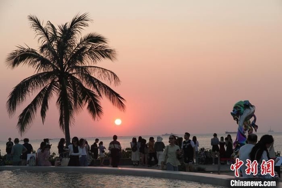 立夏时节琼岛酷热难耐 市民游客青睐海岛浪漫夜生活