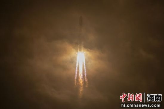 图为长征七号遥七运载火箭点火升空。中新社记者骆云飞摄