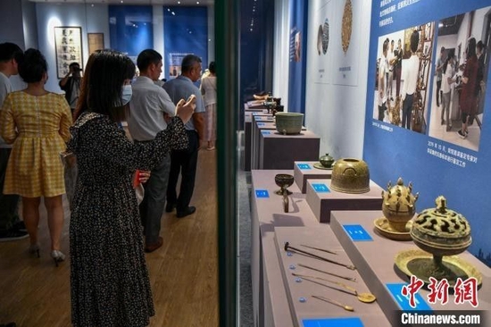 5月18日,“天涯觅珍——海南省博物馆征集成果展”在海南省博物馆开展。游客参观展览。 骆云飞 摄