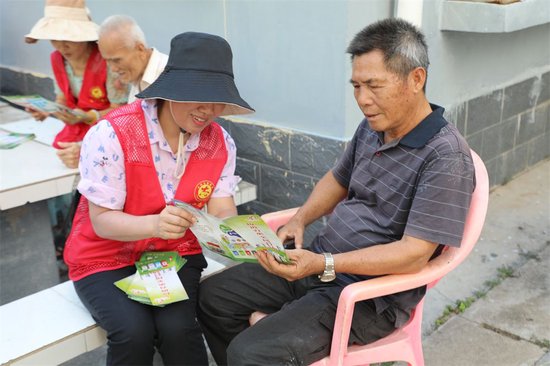 石碌镇东风社区积极推进垃圾分类 打造良好人居环境