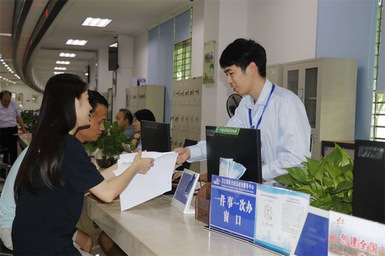 “一件事一次办”窗口（黄海玲 摄）