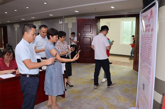 与会人员踊跃扫码捐款（杨萍&nbsp;摄）