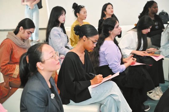 “她”聚海之南，共建自贸港——海口国际女性交流沙龙活动上，与会嘉宾认真聆听报告。海口市融媒体中心记者&nbsp;石中华 摄