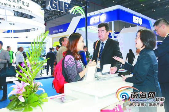 11月6日，首届中国国际进口博览会现场，我省交易团的参展商（左一）与境外企业进行洽谈。海南日报特派记者 张杰 摄