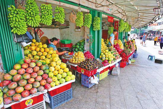三亚第一市场的水果摊。海南日报记者 古月 摄