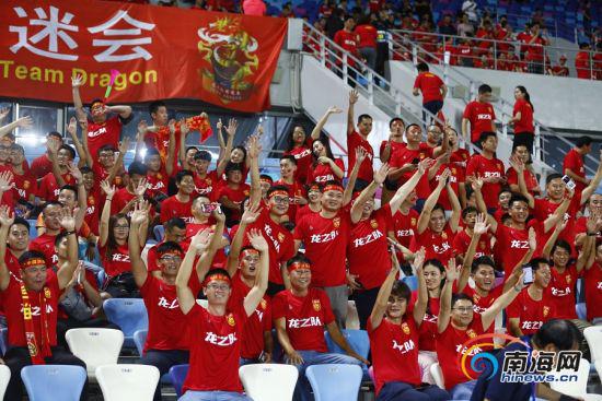 现场球迷热情如火，积极准备，为中国队加油助威。南海网记者刘洋摄