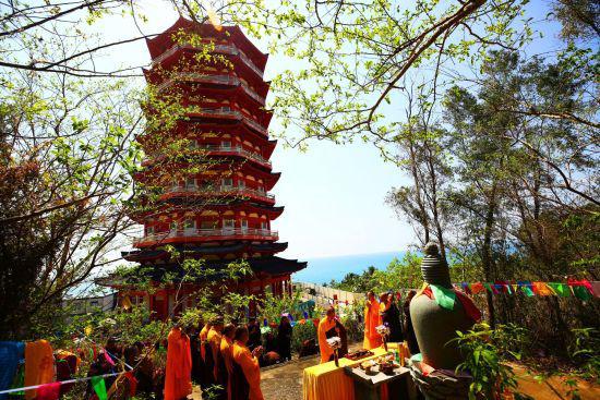 资料图：南山寺僧众举行清明思亲法会 景区供图