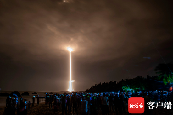 长征五号遥五运载火箭在海南文昌航天发射场点火升空。记者 刘洋摄