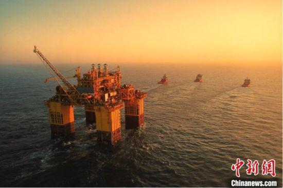 “深海一号”能源站在3艘大马力拖轮牵引下奔赴目标海域。 中国海油 供图 摄