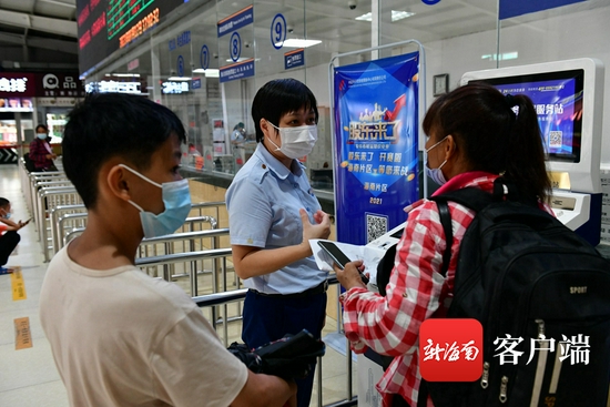 旅客在补办临时身份证。记者 陈卫东摄