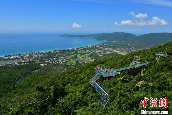 图为近日在三亚天涯海角旅游区嬉浪的游客。 游建行 摄