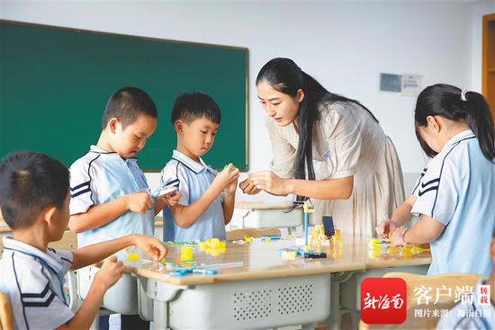 海口市滨海第九小学美丽沙分校老师上“科学小制作”特色课程。海南日报记者 陈若龙 摄