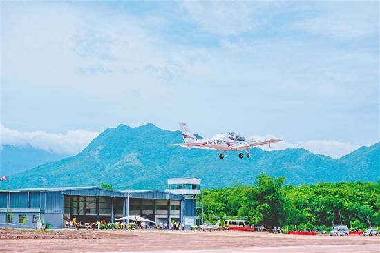 通航飞机在白沙黎族自治县元门通用机场试飞。 省金林集团供图