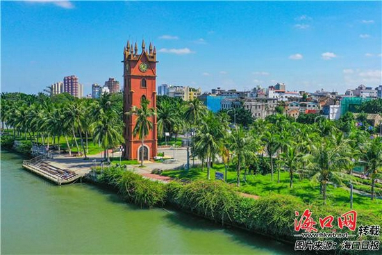海甸溪畔的钟楼景点是椰城的网红“打卡地”，蓝天白云下矗立着的钟楼建筑，向市民游客诉说着海口的故事。记者 王程龙 摄
