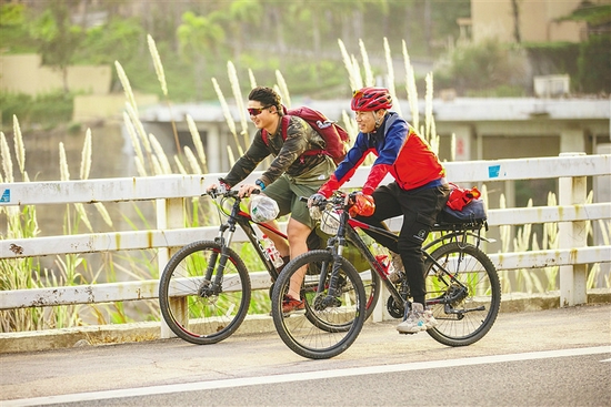 游客在万宁滨海旅游公路骑行。海南日报记者 袁琛 摄