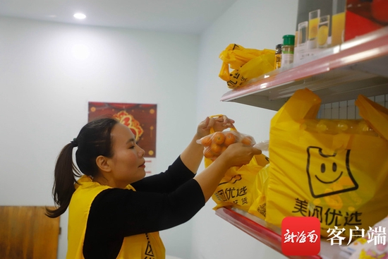 海口昌茂水木清华小区“团长”正在打包商品