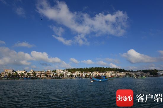 万宁市和乐镇英豪半岛周边水域海水清澈，蓝天白云。