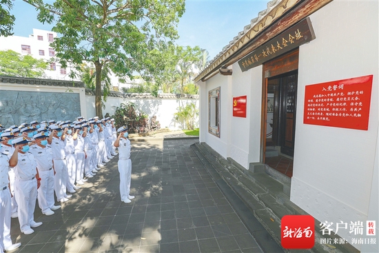 2021年6月21日，驻琼某部来到中共琼崖一大旧址，重温入党誓词。记者 李天平 摄