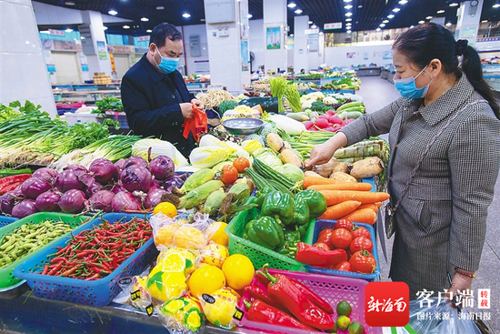 2月2日,大年初二,海口市美兰区美苑农贸市场部分摊位正常营业,蔬菜品种与往常一样丰富。海南日报记者 袁琛 实习生 张芷毓 图/文