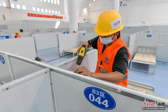  图为在海口市方舱医院建设项目现场，工人正在加紧施工。骆云飞摄