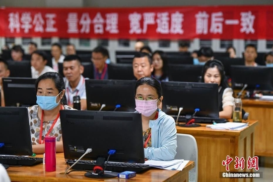 图为2022年海南省普通高考网上评卷现场。 中新社记者 骆云飞 摄